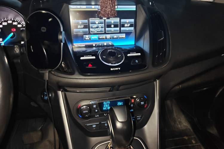 Used Ford Kuga 2015 2.0L GTDi Four-Wheel Drive Prestige Model Audio And AC Panel