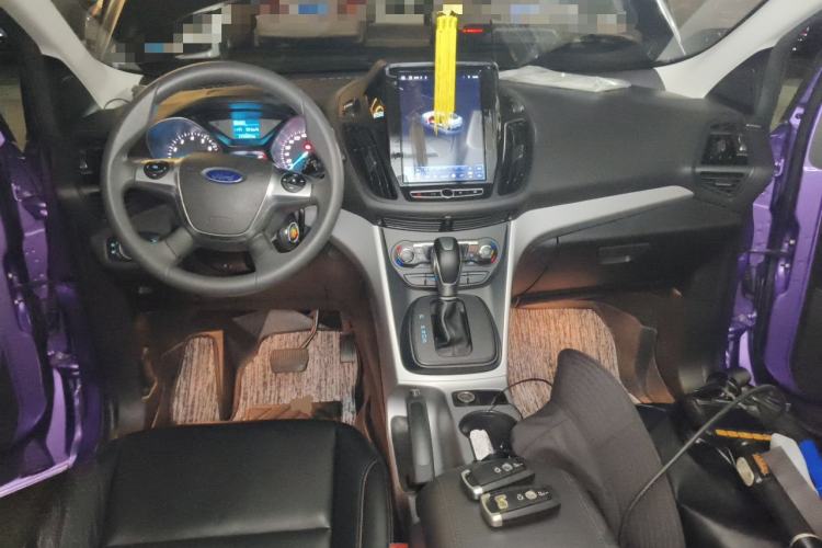 Used Ford Kuga 2015 1.5L GTDi Two-Wheel-Drive Comfort Model Center Console