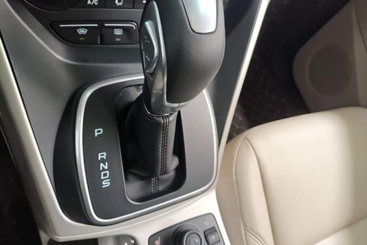 Used Ford Kuga 2015 2.0L GTDi Four-Wheel Drive Prestige Model Gear Lever