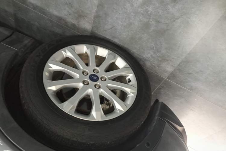 Used Ford Kuga 2015 2.0L GTDi Four-Wheel Drive Prestige Model Left Front Wheel Hub