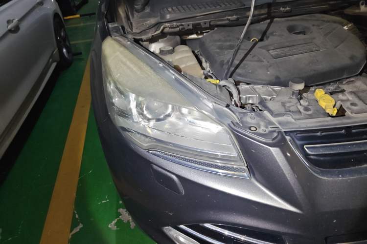 Used Ford Kuga 2015 2.0L GTDi Four-Wheel Drive Prestige Model Right Front Headlight
