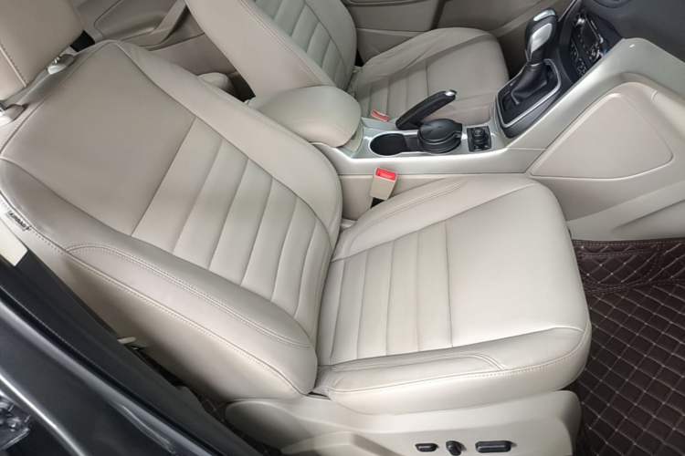 Used Ford Kuga 2015 2.0L GTDi Four-Wheel Drive Prestige Model Right Front Seat
