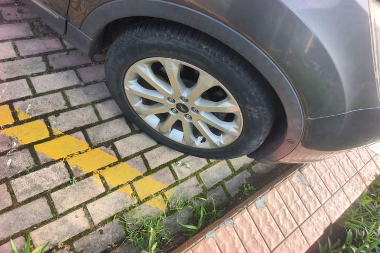Used Ford Kuga 2015 2.0L GTDi Four-Wheel Drive Prestige Model Right Front Wheel Hub
