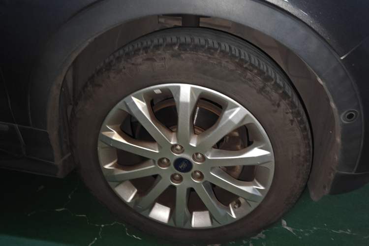 Used Ford Kuga 2015 2.0L GTDi Four-Wheel Drive Prestige Model Right Front Wheel Hub