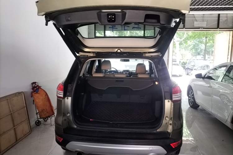 Used Ford Kuga 2015 1.5L GTDi Four-Wheel-Drive Elite Model Trunk