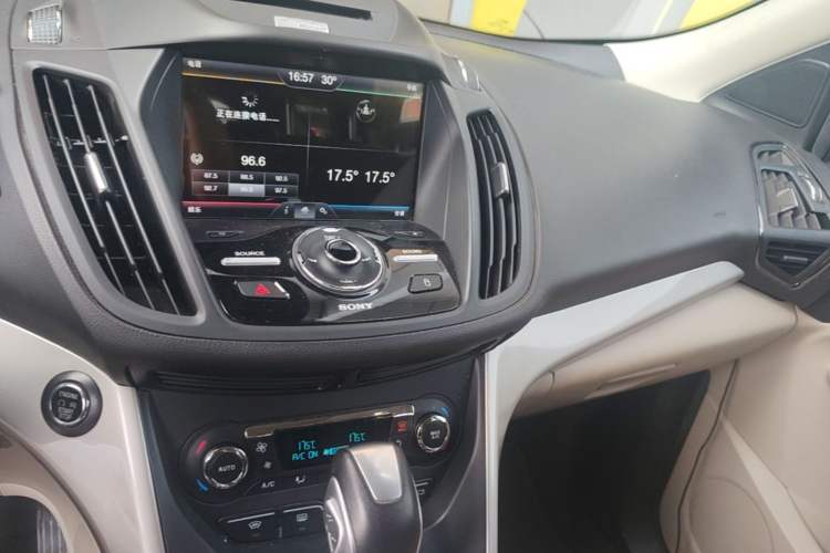 Used Ford Kuga 2015 2.0L GTDi Four-Wheel Drive Prestige Model Audio And AC Panel