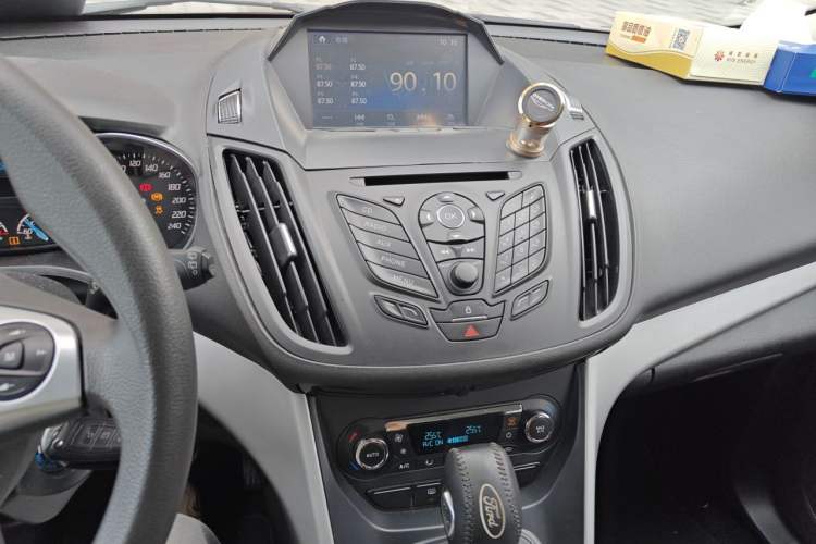 Used Ford Kuga 2015 1.5L GTDi Two-Wheel-Drive Comfort Model Audio And AC Panel