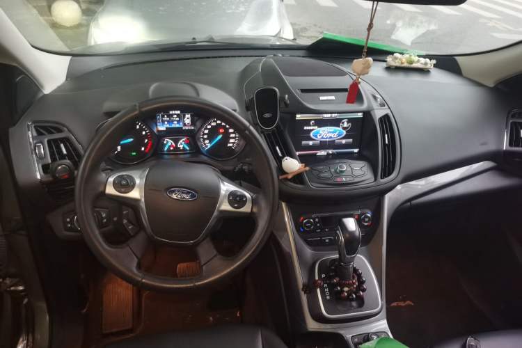 Used Ford Kuga 2015 1.5L GTDi Four-Wheel-Drive Elite Model Center Console