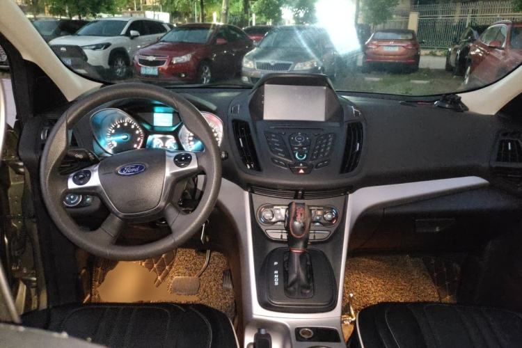 Used Ford Kuga 2015 1.5L GTDi Two-Wheel-Drive Comfort Model Center Console