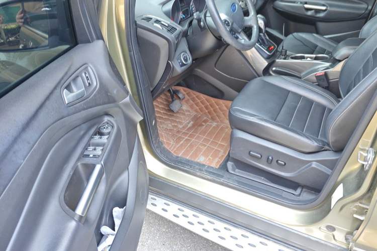 Used Ford Kuga 2015 2.0L GTDi Four-Wheel-Drive Sport Model Driver Seat
