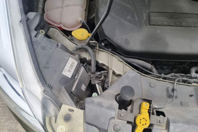 Used Ford Kuga 2015 2.0L GTDi Four-Wheel Drive Prestige Model Engine Bay Right