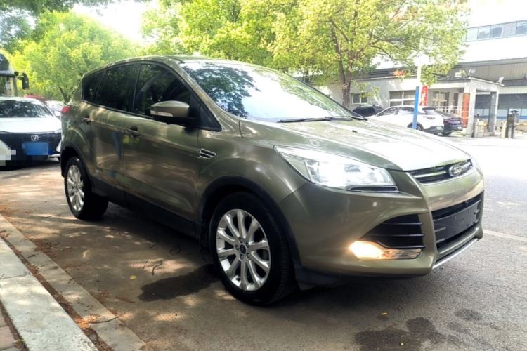 Used Ford Kuga 2015 1.5L GTDi Two-Wheel-Drive Comfort Model Front Right 45 Deg