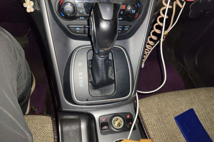 Used Ford Kuga 2015 2.0L GTDi Four-Wheel Drive Prestige Model Gear Lever