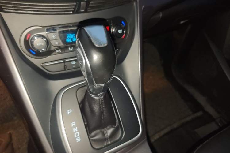 Used Ford Kuga 2015 1.5L GTDi Four-Wheel-Drive Elite Model Gear Lever