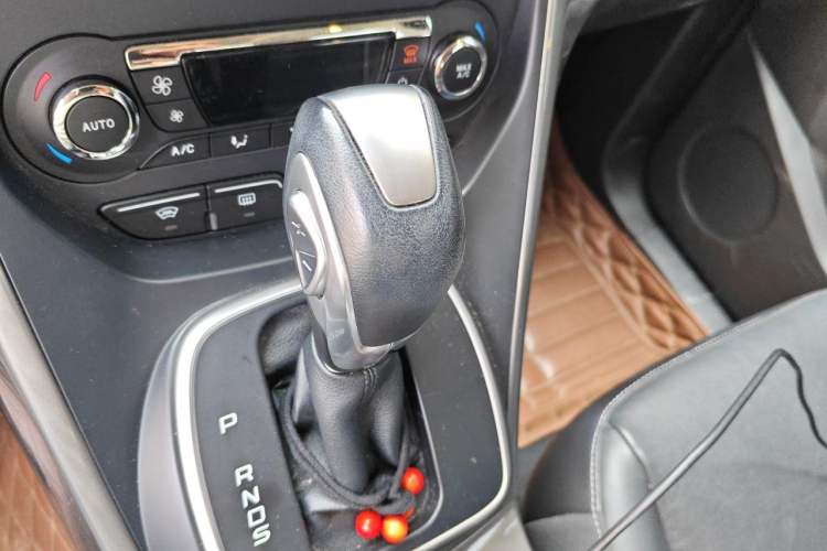 Used Ford Kuga 2015 2.0L GTDi Four-Wheel-Drive Sport Model Gear Lever