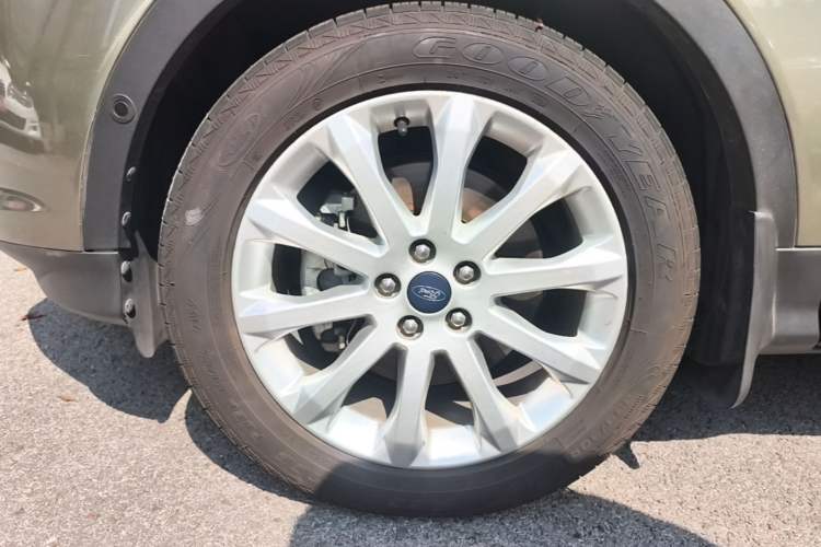 Used Ford Kuga 2015 2.0L GTDi Four-Wheel Drive Prestige Model Left Front Wheel Hub