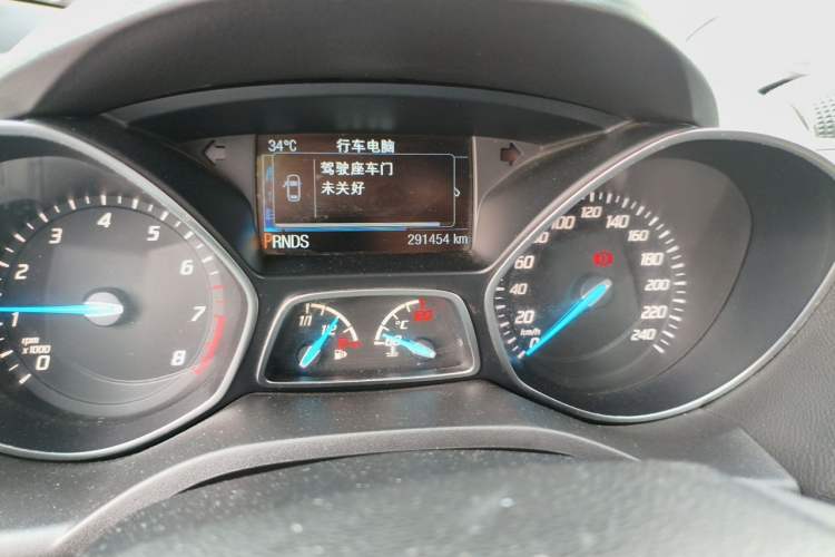 Used Ford Kuga 2015 1.5L GTDi Four-Wheel-Drive Elite Model Odometer Close Up