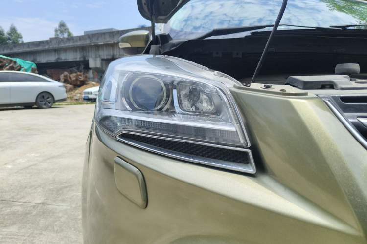 Used Ford Kuga 2015 2.0L GTDi Four-Wheel Drive Prestige Model Right Front Headlight