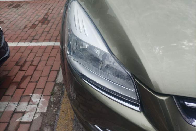 Used Ford Kuga 2015 2.0L GTDi Four-Wheel Drive Elite Model Right Front Headlight