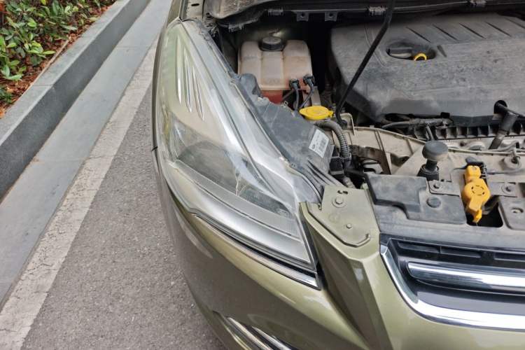 Used Ford Kuga 2015 1.5L GTDi Four-Wheel-Drive Elite Model Right Front Headlight