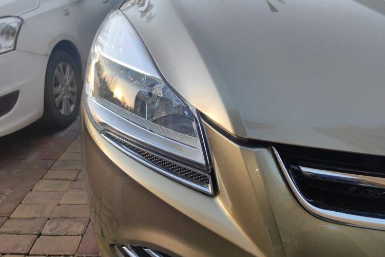 Used Ford Kuga 2015 1.5L GTDi Four-Wheel-Drive Elite Model Right Front Headlight