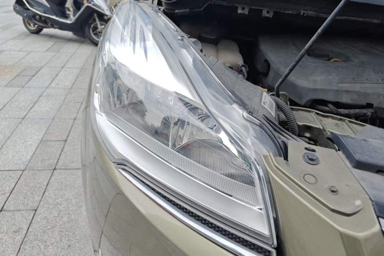 Used Ford Kuga 2015 1.5L GTDi Two-Wheel-Drive Comfort Model Right Front Headlight