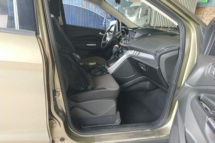 Used Ford Kuga 2015 1.5L GTDi Two-Wheel-Drive Comfort Model Right Front Seat
