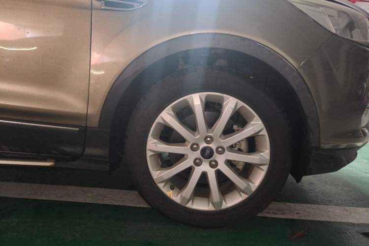 Used Ford Kuga 2015 1.5L GTDi Four-Wheel-Drive Elite Model Right Front Wheel Hub