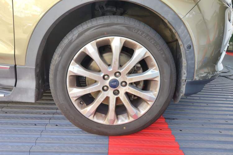 Used Ford Kuga 2015 2.0L GTDi Four-Wheel Drive Prestige Model Right Front Wheel Hub