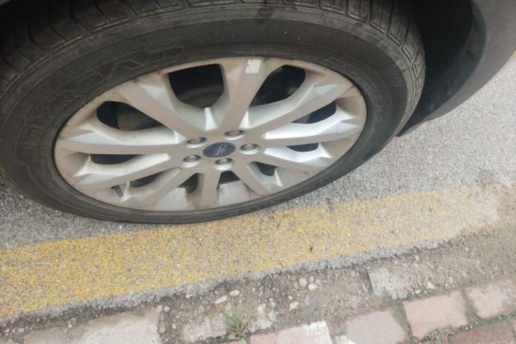 Used Ford Kuga 2015 2.0L GTDi Four-Wheel Drive Elite Model Right Front Wheel Hub