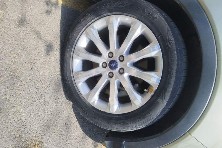 Used Ford Kuga 2015 1.5L GTDi Four-Wheel-Drive Elite Model Right Front Wheel Hub