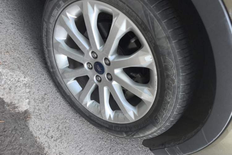 Used Ford Kuga 2015 1.5L GTDi Four-Wheel-Drive Elite Model Right Front Wheel Hub