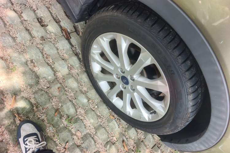 Used Ford Kuga 2015 1.5L GTDi Two-Wheel Drive Fashion Edition Right Front Wheel Hub