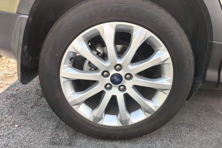 Used Ford Kuga 2015 2.0L GTDi Four-Wheel Drive Prestige Model Right Rear Wheel Hub