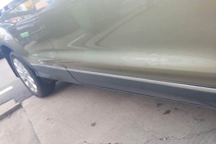 Used Ford Kuga 2015 2.0L GTDi Four-Wheel Drive Prestige Model Right Side Sill