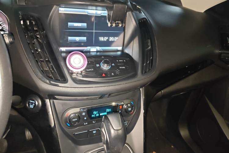Used Ford Kuga 2015 2.0L GTDi Four-Wheel-Drive Sport Model Audio And AC Panel