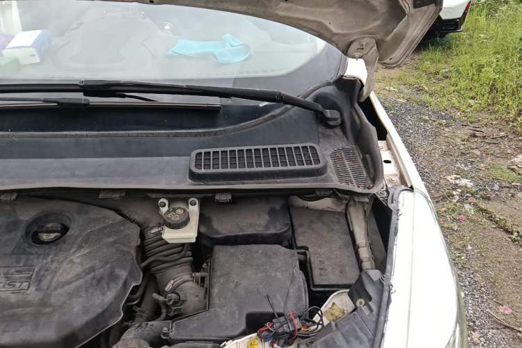 Used Ford Kuga 2015 2.0L GTDi Four-Wheel-Drive Sport Model Engine Bay Left