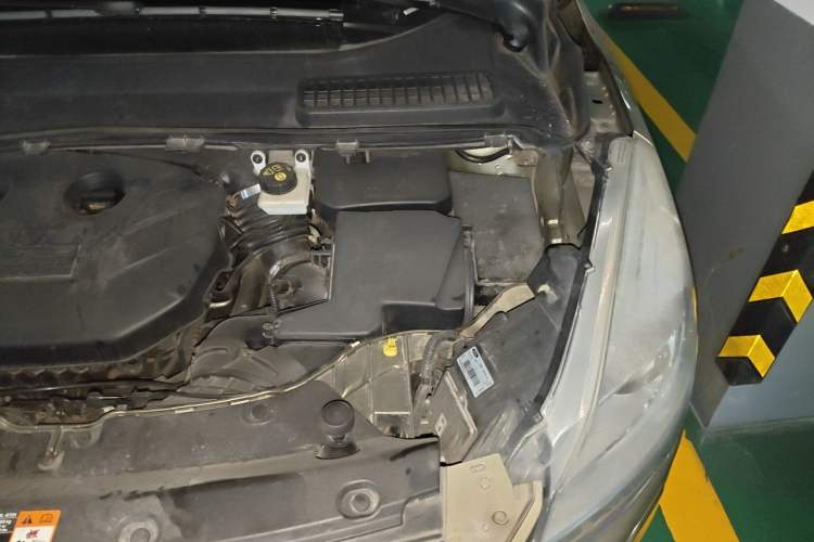 Used Ford Kuga 2015 2.0L GTDi Four-Wheel-Drive Sport Model Engine Bay Left