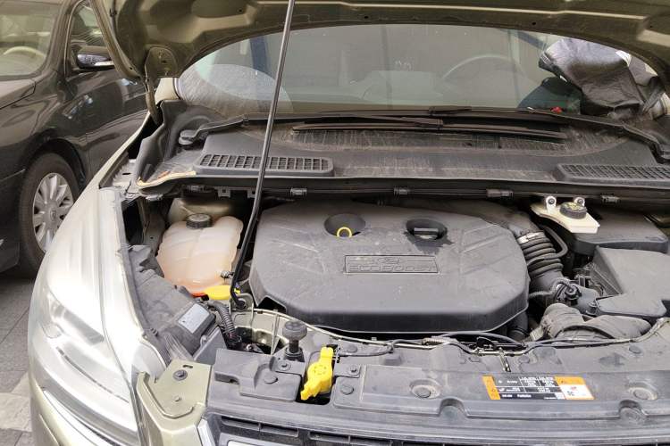 Used Ford Kuga 2015 2.0L GTDi Four-Wheel Drive Prestige Model Engine Bay Right