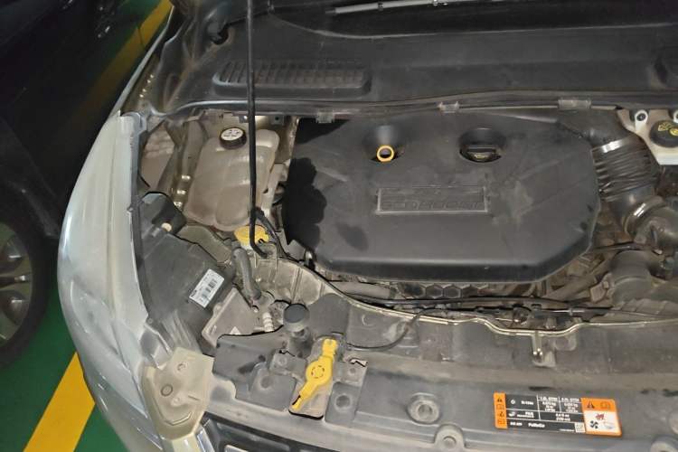 Used Ford Kuga 2015 2.0L GTDi Four-Wheel-Drive Sport Model Engine Bay Right