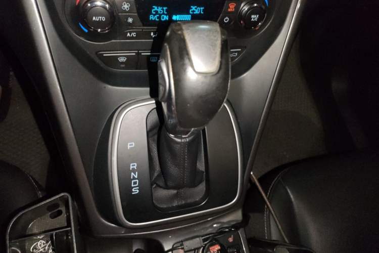 Used Ford Kuga 2015 2.0L GTDi Four-Wheel Drive Prestige Model Gear Lever
