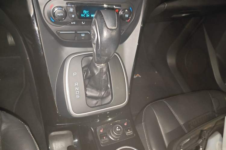 Used Ford Kuga 2015 2.0L GTDi Four-Wheel-Drive Sport Model Gear Lever