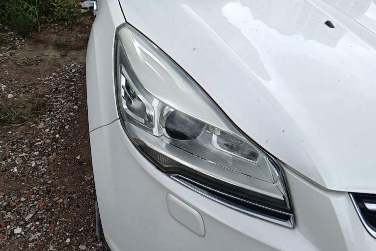 Used Ford Kuga 2015 2.0L GTDi Four-Wheel-Drive Sport Model Right Front Headlight