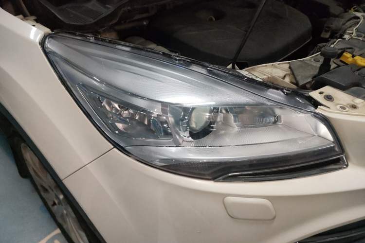 Used Ford Kuga 2015 2.0L GTDi Four-Wheel Drive Prestige Model Right Front Headlight