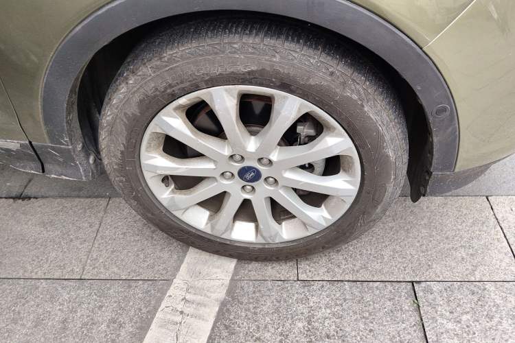 Used Ford Kuga 2015 2.0L GTDi Four-Wheel Drive Prestige Model Right Front Wheel Hub