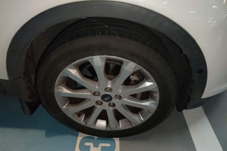 Used Ford Kuga 2015 2.0L GTDi Four-Wheel Drive Prestige Model Right Front Wheel Hub