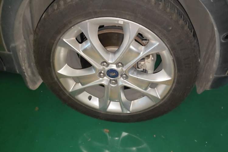 Used Ford Kuga 2015 2.0L GTDi Four-Wheel-Drive Sport Model Right Front Wheel Hub