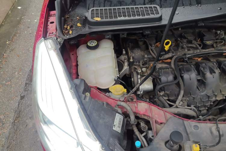 Used Ford Kuga 2015 2.0L GTDi Four-Wheel Drive Elite Model Engine Bay Right