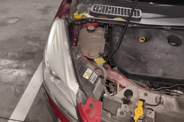 Used Ford Kuga 2015 2.0L GTDi Four-Wheel Drive Prestige Model Engine Bay Right