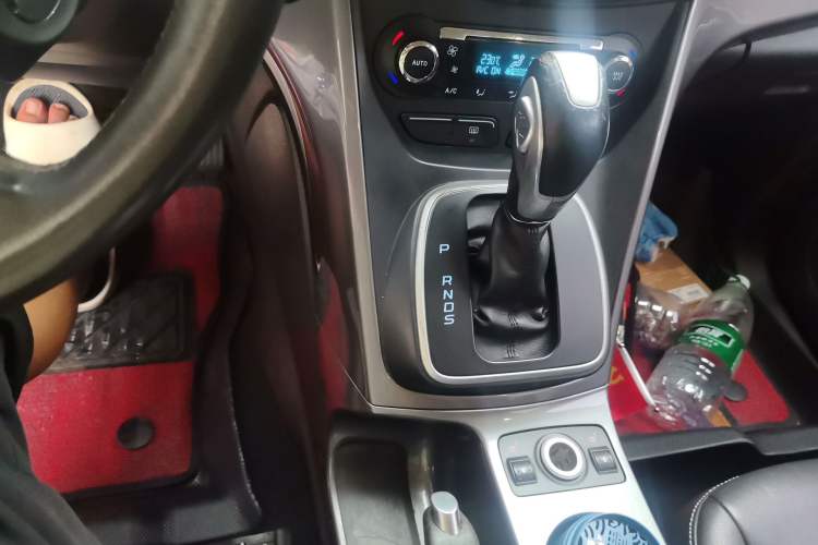 Used Ford Kuga 2015 2.0L GTDi Four-Wheel Drive Elite Model Gear Lever